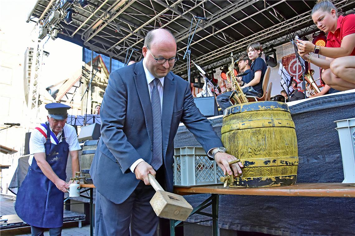 Doppelter Faßanstich. Feier zu 60 Jahre Städtepartnerschaft Murrhardt und Châtea...
