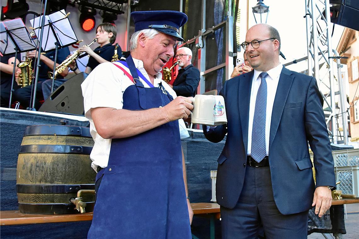 Doppelter Faßanstich. Feier zu 60 Jahre Städtepartnerschaft Murrhardt und Châtea...