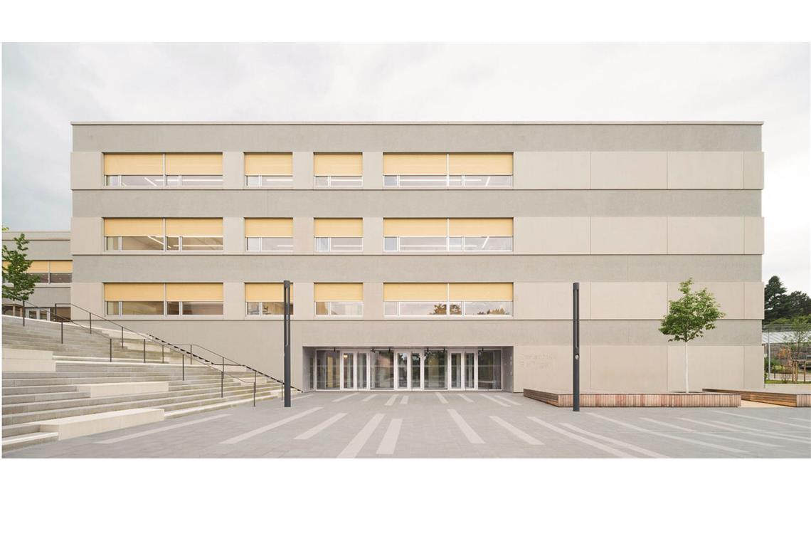 Doppelter Longlistkandidat ist   Wulf Architekten aus Stuttgart mit der Realschule in Gerlingen  und . . .