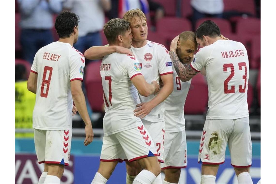 Doppeltorschütze Dolberg (M) feiert mit seinen Mannschaftskollegen sein Tor zum 2:0. Foto: Peter Dejong/AP Pool/dpa