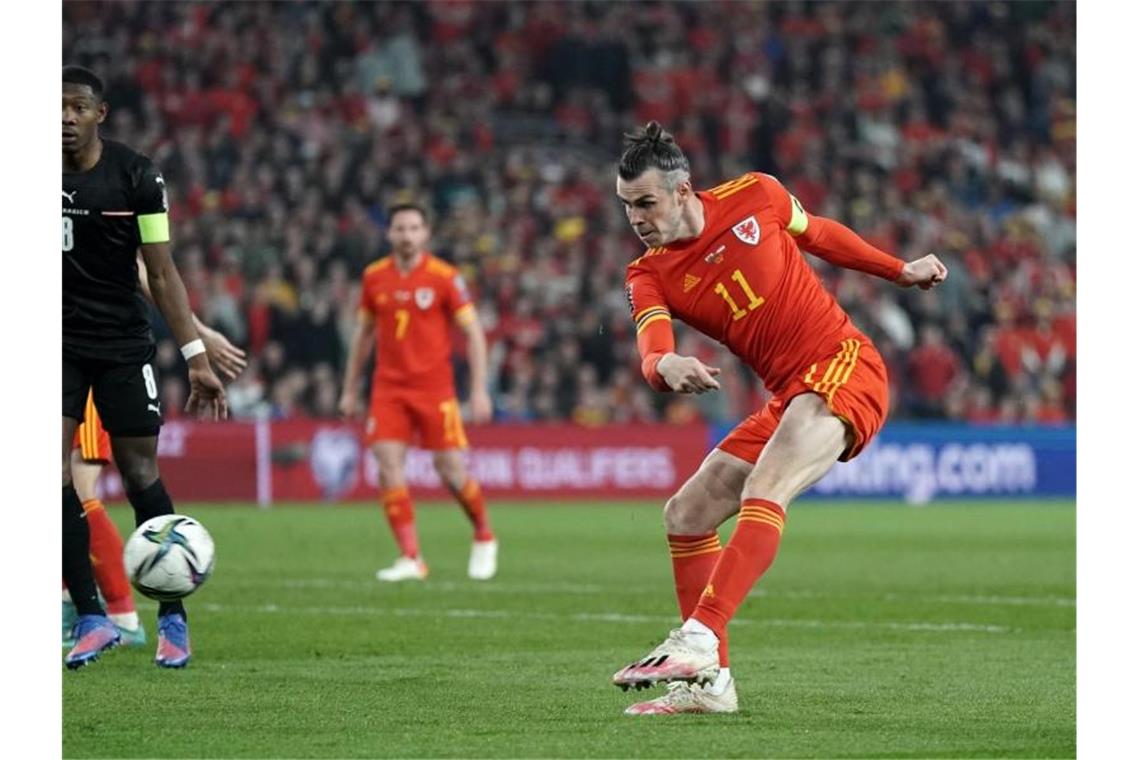 WM-K.o. für Italien - auch Kuntz in Katar nicht dabei Doppeltorschütze Gareth Bale (r) trifft zum 2:0 für Wales gegen Österreich. Foto: Nick Potts/PA Wire/dpa