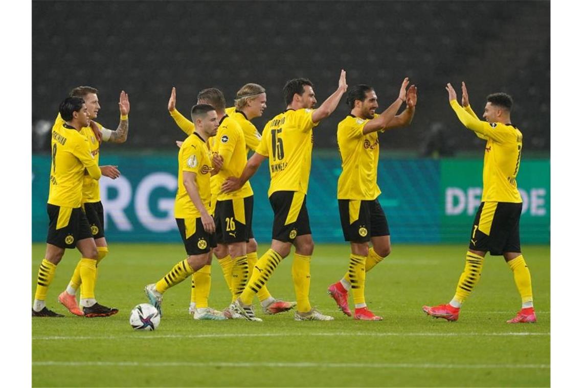 BVB feiert Pokalsieg nach Sieg gegen Leipzig Doppeltorschütze Jadon Sancho (r) feiert sein Tor zum 0:3 mit den Mannschaftskameraden. Foto: Michael Sohn/AP-Pool/dpa