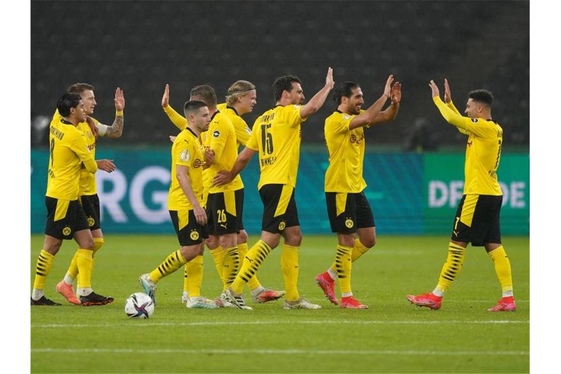 Doppeltorschütze Jadon Sancho (r) feiert sein Tor zum 0:3 mit den Mannschaftskameraden. Foto: Michael Sohn/AP-Pool/dpa