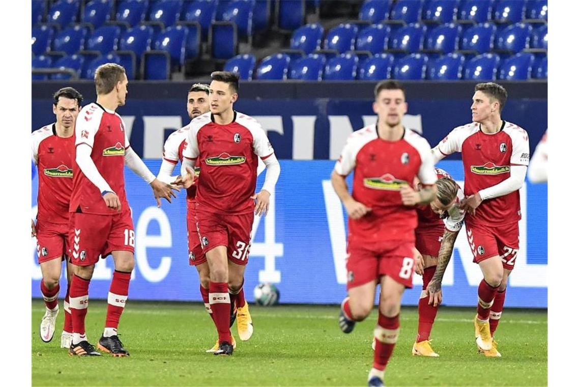 Derbysieger Leverkusen weiter Erster - Bayern bezwingt VfL Doppeltorschütze Roland Sallai (r) war der Freiburger Matchwinner beim Sieg auf Schalke. Foto: Martin Meissner/AP POOL/dpa