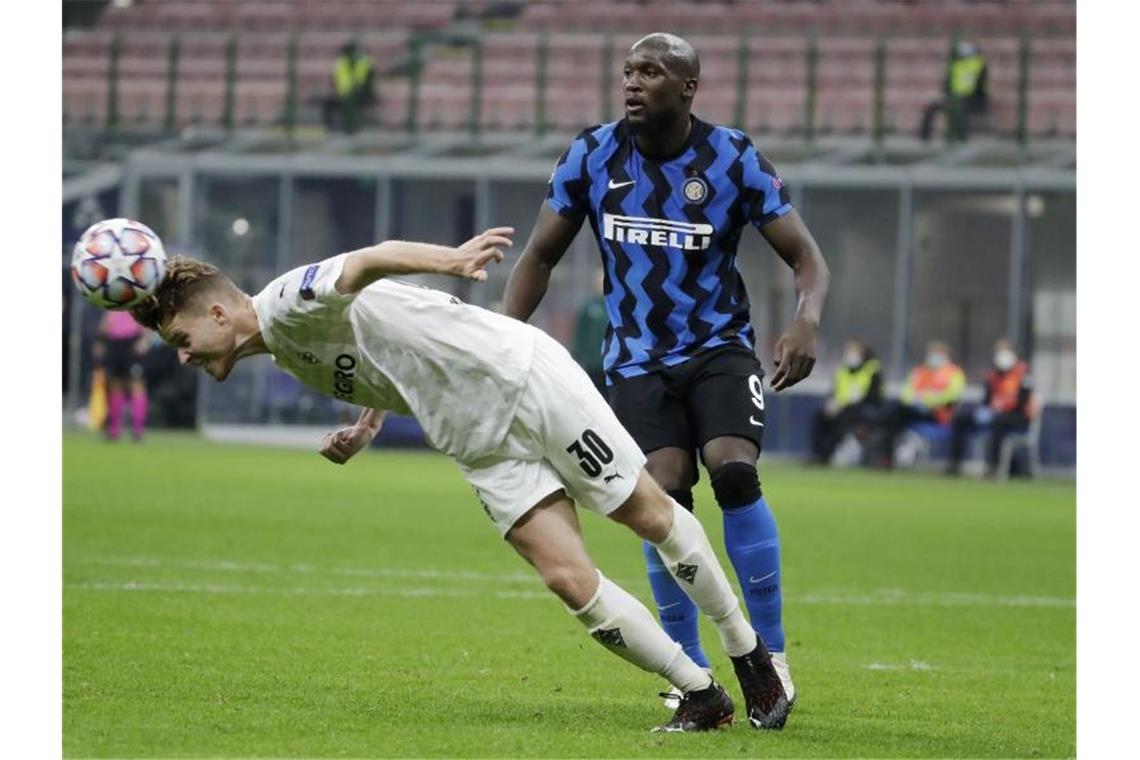 Doppeltorschütze Romelu Lukaku (r) rettete Inter Mailand einen Punkt gegen Borussia Mönchengladbach. Foto: Luca Bruno/AP/dpa