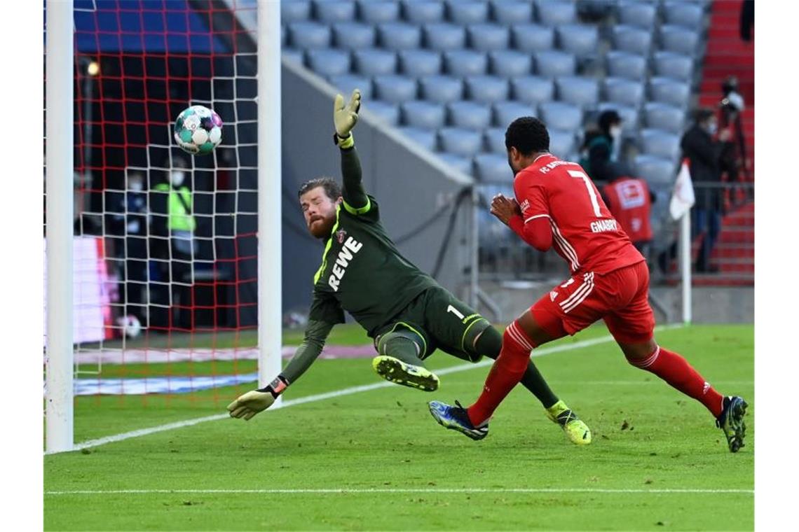 Doppeltorschütze Serge Gnabry (r) erzielt das Tor zum 5:1 gegen Kölns Torwart Timo Horn. Foto: Sven Hoppe/dpa