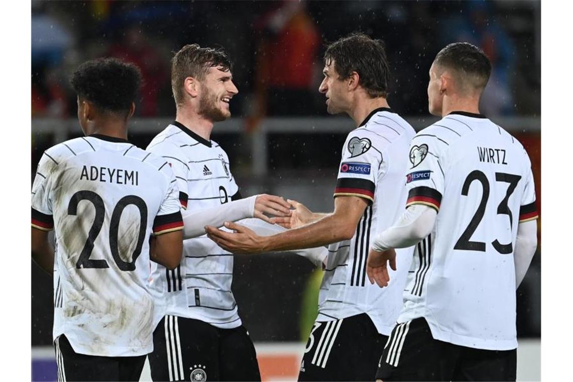 „Ziel erreicht“: Flick blickt zuversichtlich Richtung Katar Doppeltorschütze Timo Werner (2.v.l) feiert mit Karim Adeyemi (l-r), Thomas Müller und Florian Wirtz das gelöste WM-Ticket für Katar. Foto: Federico Gambarini/dpa