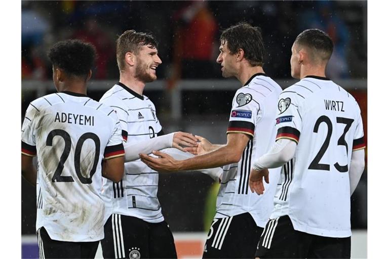 Doppeltorschütze Timo Werner (2.v.l) feiert mit Karim Adeyemi (l-r), Thomas Müller und Florian Wirtz das gelöste WM-Ticket für Katar. Foto: Federico Gambarini/dpa