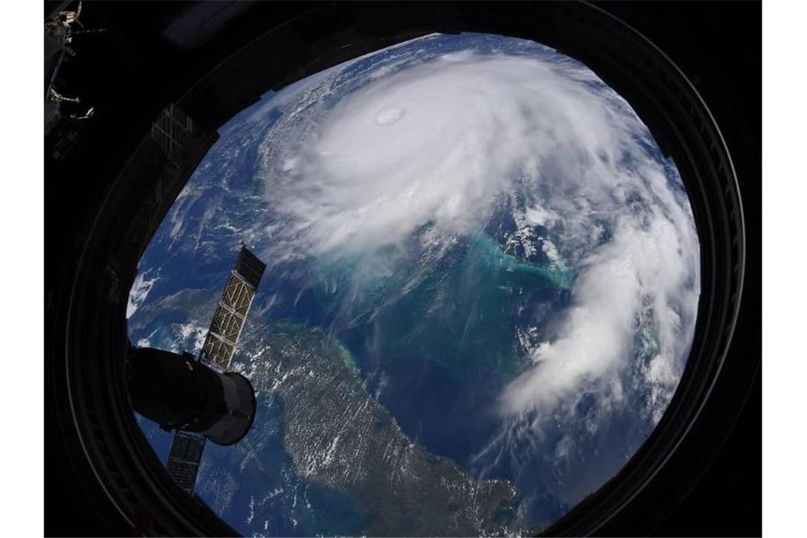 Bahamas „im Krieg“ mit Hurrikan „Dorian“ „Dorian“ hat sich mit seinen zerstörerischen Winden und Sturmfluten über den Bahamas festgesetzt.. Foto: NASA