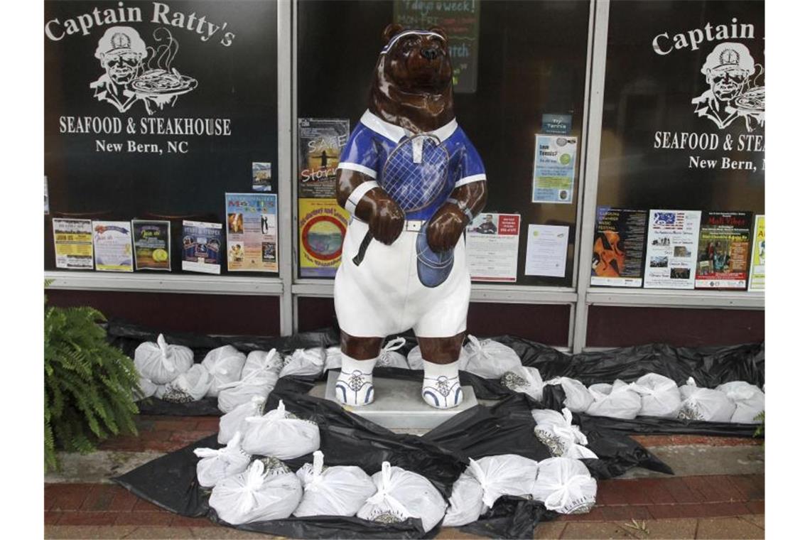 Hurrikan „Dorian“ in den USA auf Land getroffen „Dorian“ soll nur kommen: Sandsäcke vor dem Restaurant „Captain Ratty's Seafood and Steakhouse“ in New Bern (US-Bundesstaat North Carolina). Foto: Gray Whitley/Sun Journal/AP