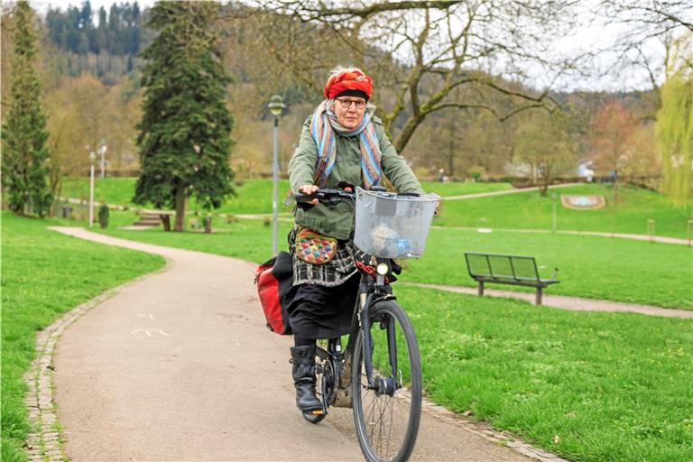 Doris Bäßler liebt es, mit ihrem Fahrrad unterwegs zu sein. Sie hat kein Auto und sagt, ihr Pedelec sei ihr „Porsche und Lkw“. Foto: Stefan Bossow