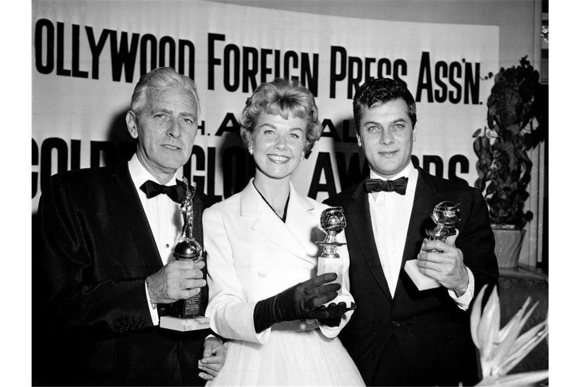 Hollywood-Legende Doris Day gestorben Doris Day und Tony Curtis (r) wurde 1958 als beliebteste Schauspieler mit einem Golden Golden Award/Henrietta Award ausgezeichnet. Produzent Buddy Adler erhielt den Cecil B. DeMille Award. Foto: AP