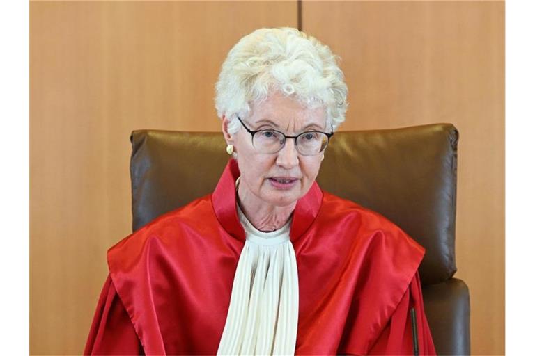 Doris König, Vorsitzende des Zweiten Senats beim Bundesverfassungsgericht, verkündet das Urteil in Sachen „Wahl einer Vizepräsidentin / eines Vizepräsidenten des Deutschen Bundestages“. Foto: Uli Deck/dpa
