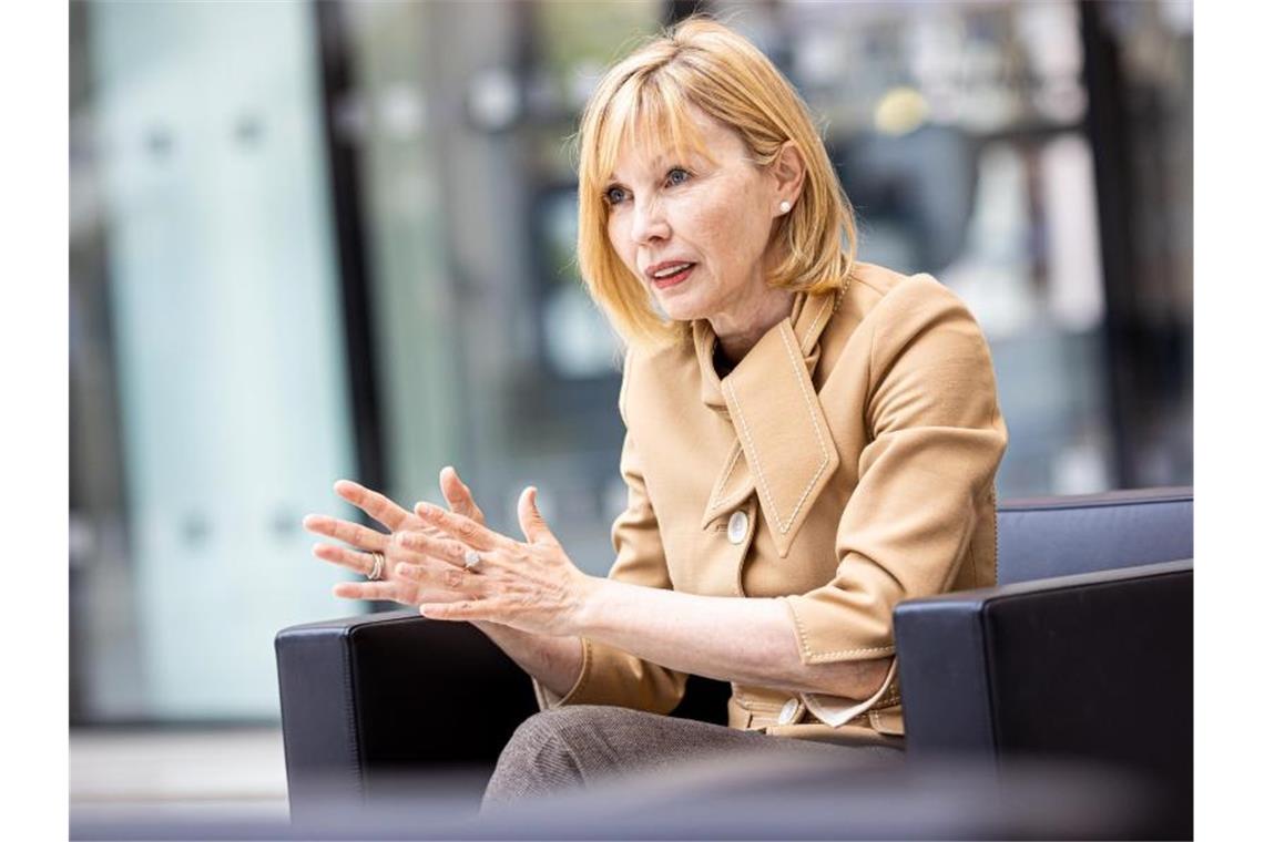 Doris Schröder-Köpf meldet sich nach Herz-OP zurück Doris Schröder-Köpf (SPD) während eines dpa-Interviews am 08.07.2021. Die 58-Jährige meldet sich nach ihrer schweren Herz-OP Ende 2020 und zwei anschließenden Schlaganfällen zurück. Foto: Moritz Frankenberg/dpa