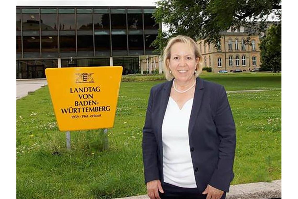 Doris Senger, Abgeordnete der Partei AfD im Landtag von Baden-Württemberg, steht vor dem Gebäude des Landtags. Foto: Privat/Doris Senger