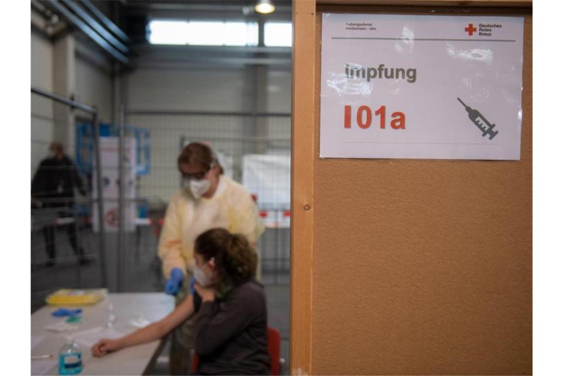 Dorothea Gansloser (l.) und Kim Gühler simulieren im Messezentrum Ulm eine Impfung. Das Deutsche Rote Kreuz probte den Ablauf zur Impfung eines Corona-Impfstoffs in dem neben weiteren für das Land Baden-Württemberg geplanten Impfzentren. Foto: Stefan Puchner/dpa