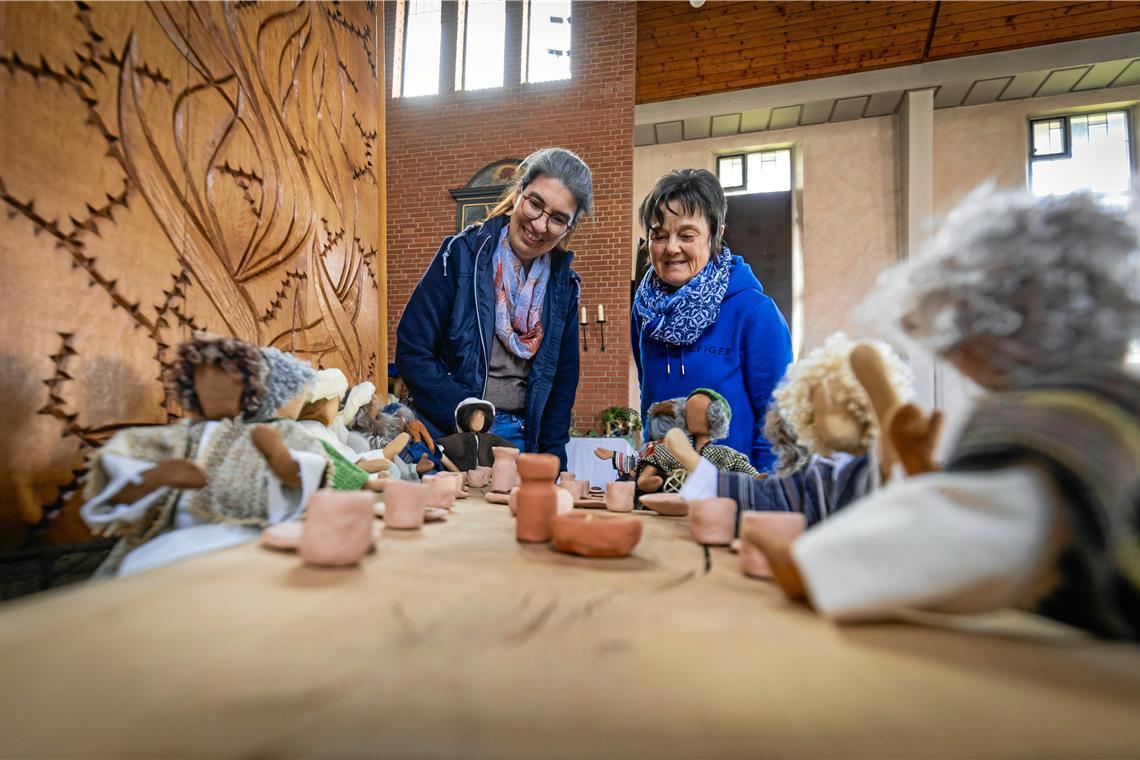 Osterkreuzweg in Oberbrüden lädt zum Entdecken ein Dorothea Schuster (links) und Dorothee Scheffel haben den Osterkreuzweg gemeinsam geplant und gestaltet. Am Tisch vor ihnen sitzen Jesus und seine Jünger beim letzten Abendmahl vor selbst getöpfertem Mini-Tongeschirr. Foto: Alexander Becher