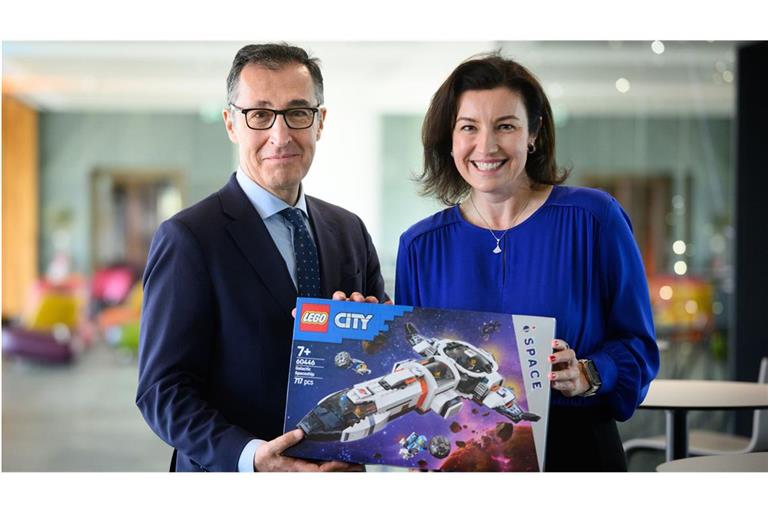 Dorothee Bär schenkte Cem Özdemir Lego.