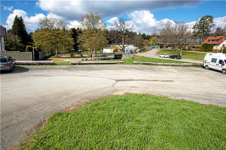 Dort, wo heute noch Autos geparkt werden, auf dem ehemaligen Gelände des Bauhofs in der Schulstraße gegenüber dem Ärztehaus, soll das Seniorenheim entstehen. Nicht auf der grünen Wiese, sondern mitten im Ortszentrum. Archivfoto: Alexander Becher