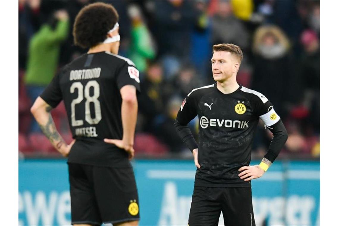 Dortmunds Axel Witsel (l) könnte gegen die Bayern zurückkehren, Marco Reus fällt weiter aus. Foto: Tom Weller/dpa