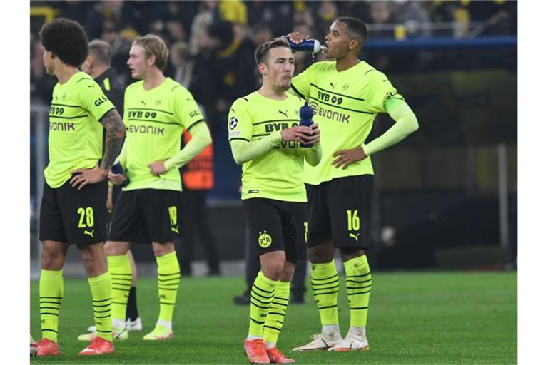 Dortmunds Axel Witsel (l-r), Dortmunds Julian Brandt, Dortmunds Felix Passlack und Dortmunds Manuel Akanji nach dem Spiel. Foto: Bernd Thissen/dpa