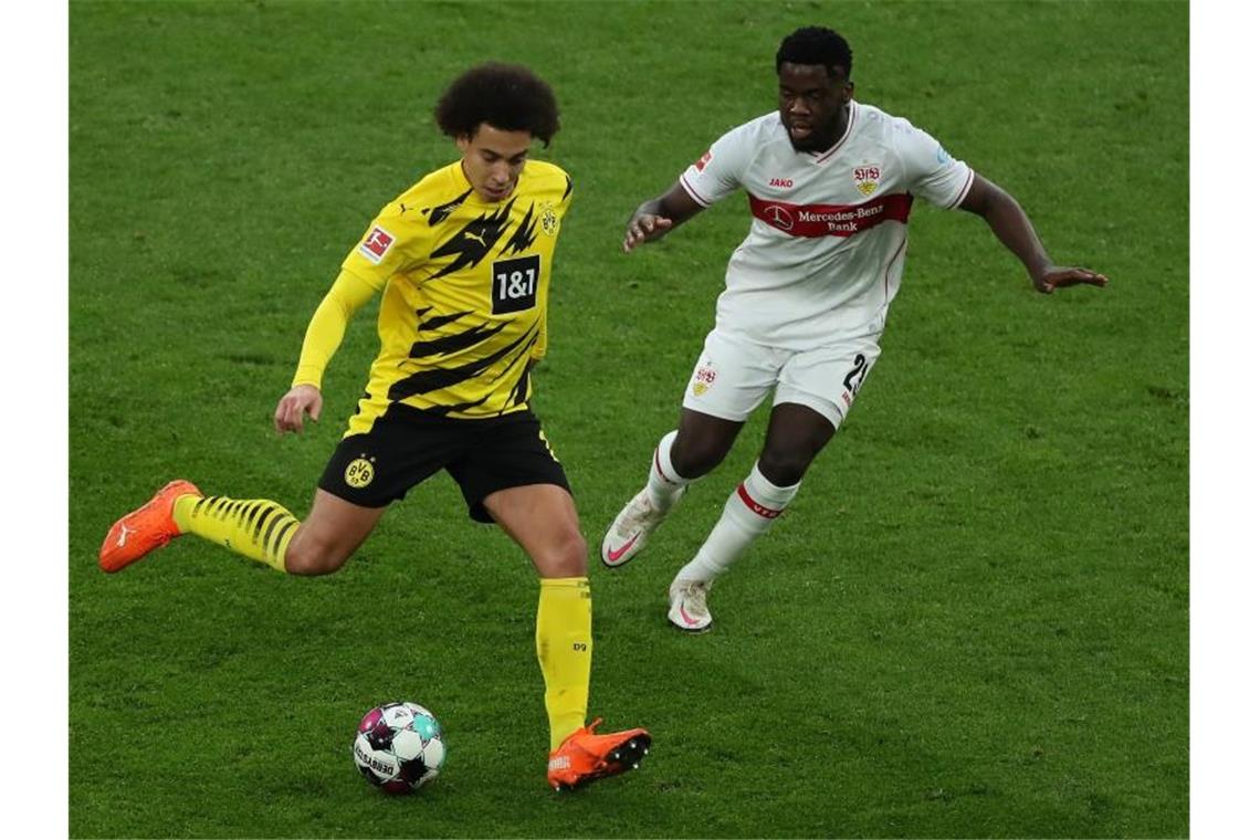 VfB-Mittelfeldspieler Mangala mit muskulären Problemen Dortmunds Axel Witsel und Stuttgarts Orel Mangala kämpfen um den Ball. Foto: Focke Strangmann/Pool/epa/Pool/dpa/Archivbild