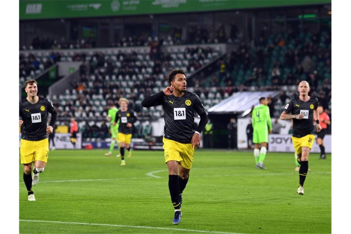 Dortmunds Donyell Malen (M) bejubelt sein Tor zur zwischenzeitlichen 2:1-Führung. Foto: Swen Pförtner/dpa