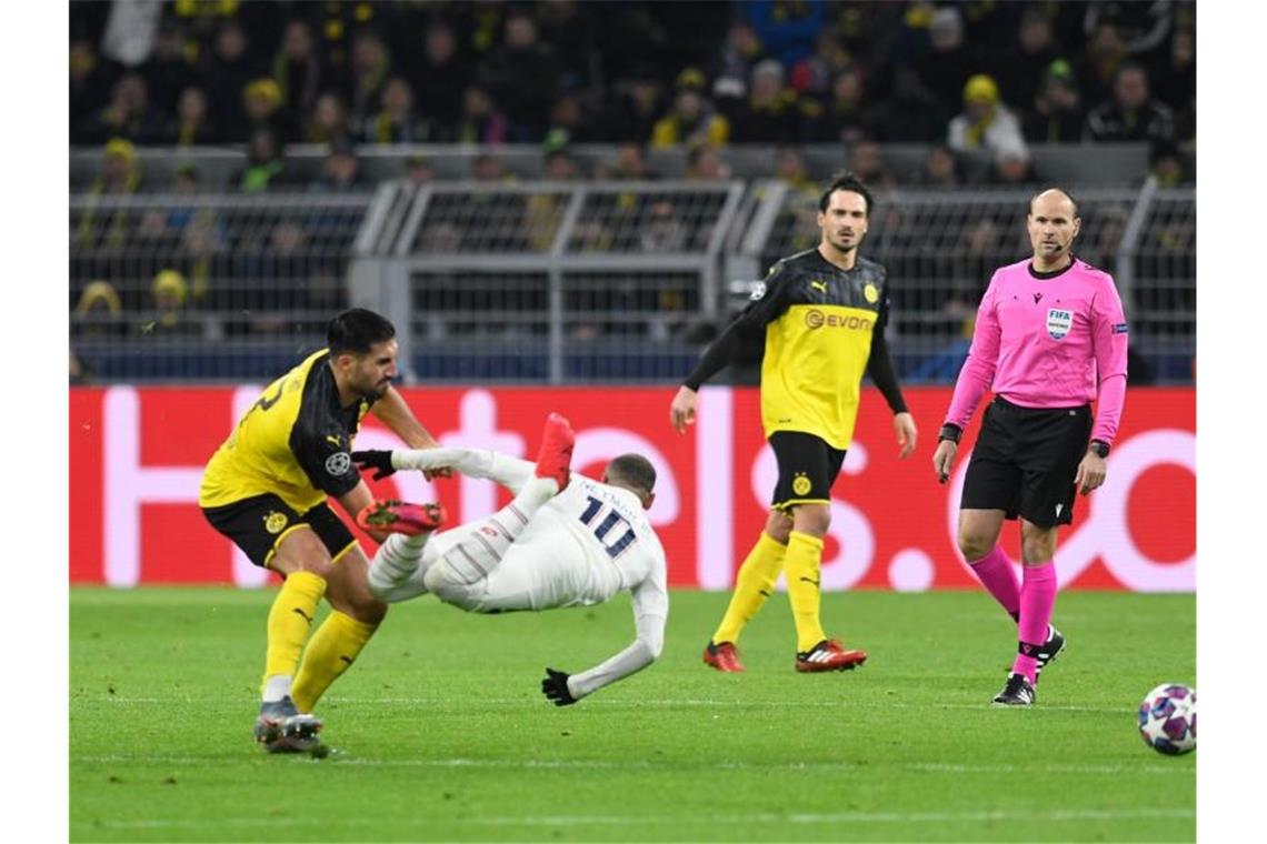 Dortmunds Emre Can (l) bringt PSG-Superstar Neymar unsanft zu Fall. Foto: Bernd Thissen/dpa