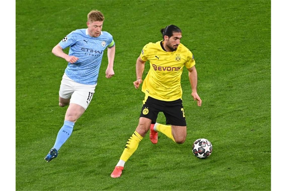 Trotz großem Kampf gegen Man City: Aus für den BVB Dortmunds Emre Can (r) kann sich am Ball gegen Kevin De Bruyne behaupten. Foto: Federico Gambarini/dpa-Pool/dpa