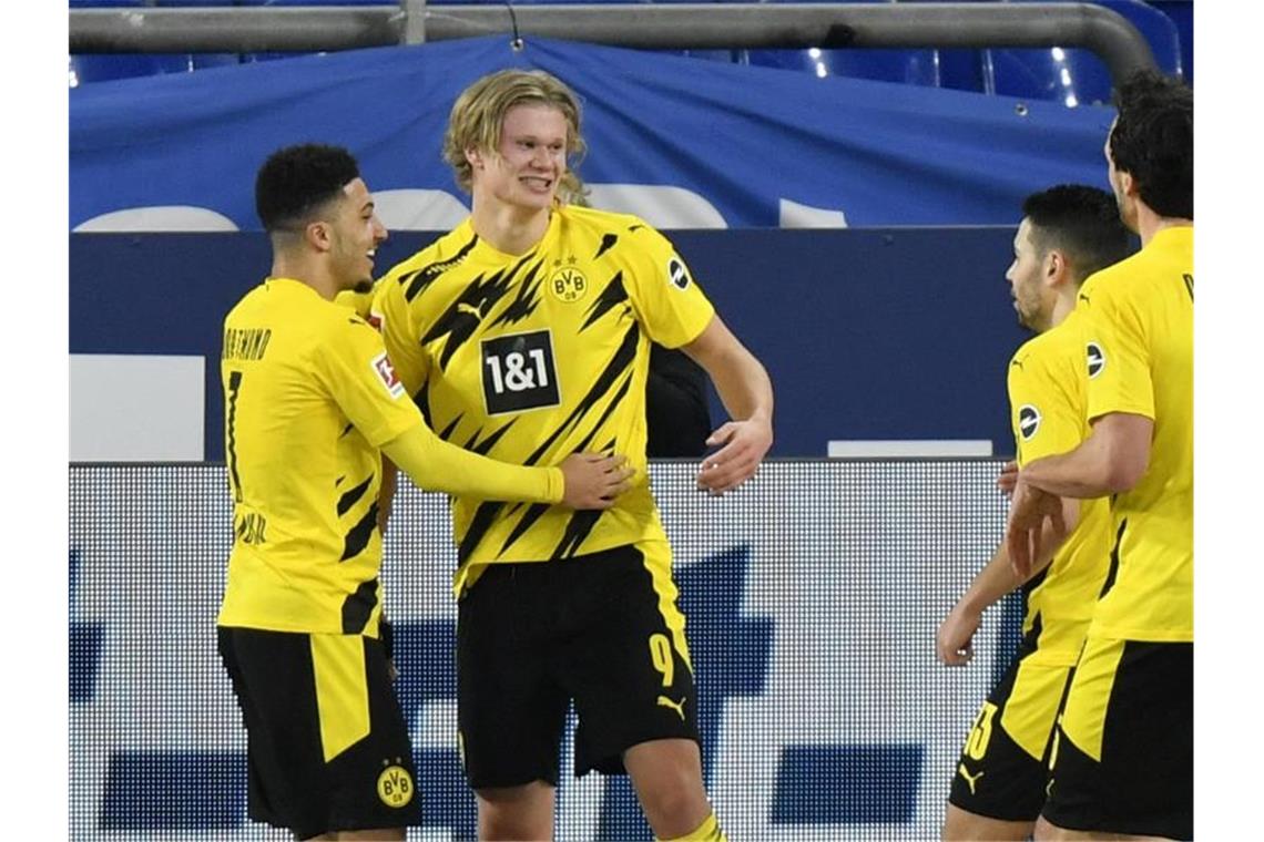 Dortmunds Erling Haaland (2.v.l.) jubelt nach seinem Tor zum 2:0 mit Jadon Sancho (l), der kurz zuvor das Führungstor erzielt hatte. Foto: Martin Meissner/Pool AP/dpa