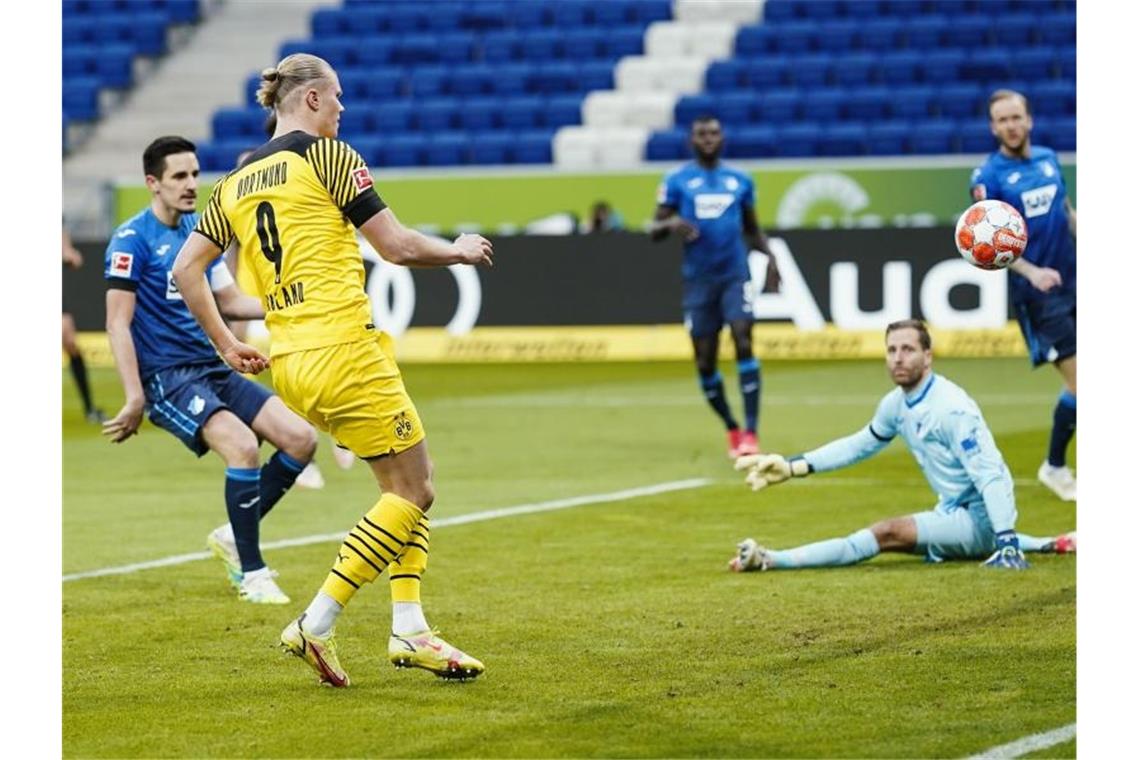 Dortmunds Erling Haaland (2.v.l) schießt das Tor zum 0:1. Foto: Uwe Anspach/dpa