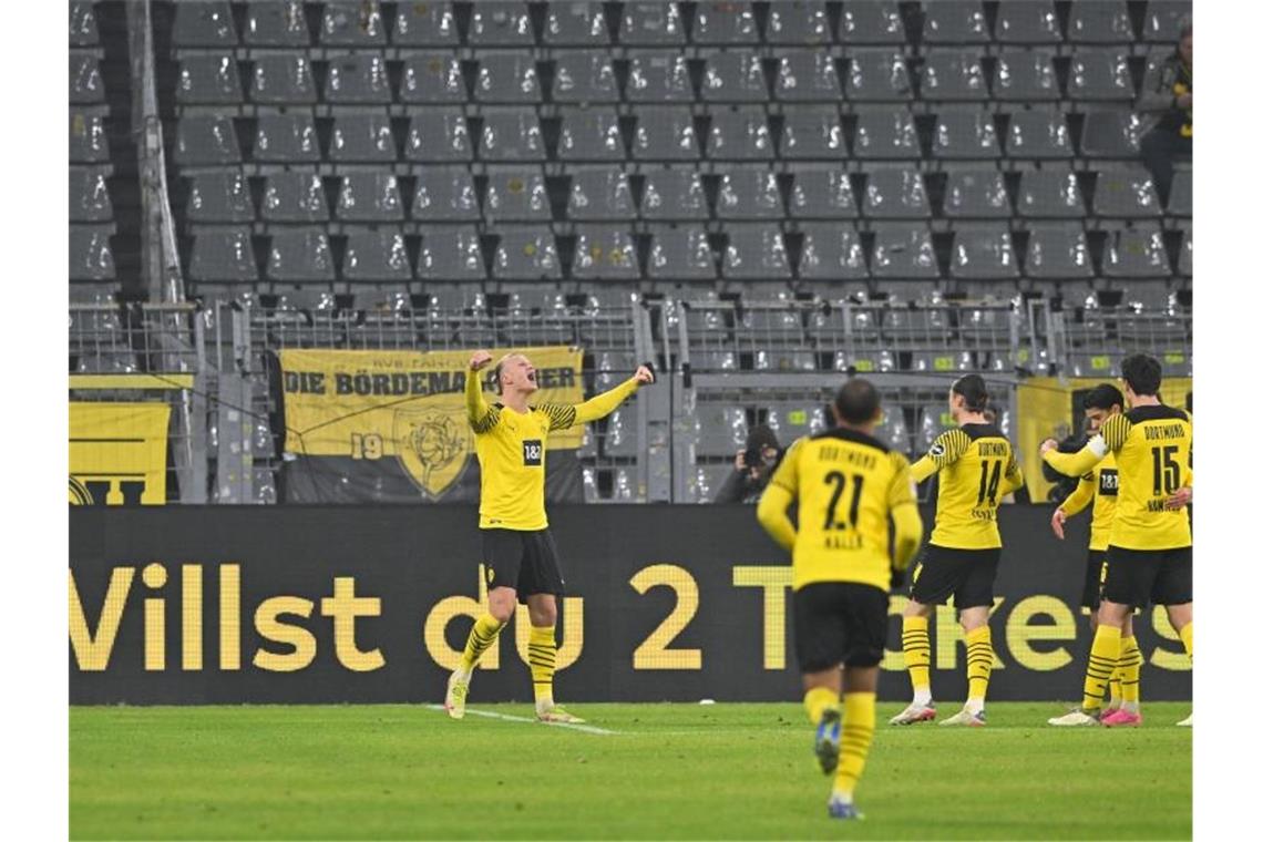 „Schnell vergessen“: Freiburger Fokus auf Pokal Dortmunds Erling Haaland (l) feiert das 4:1. Foto: David Inderlied/dpa