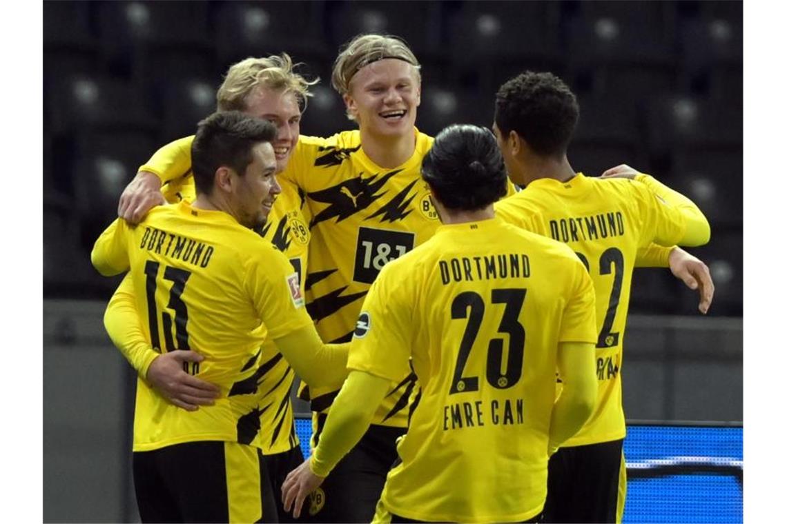 Dortmunds Erling Haaland (M) jubelt nach seinem Treffer zum 3:1 gegen Hertha mit seinem Team. Foto: Soeren Stache/dpa-Zentralbild/dpa