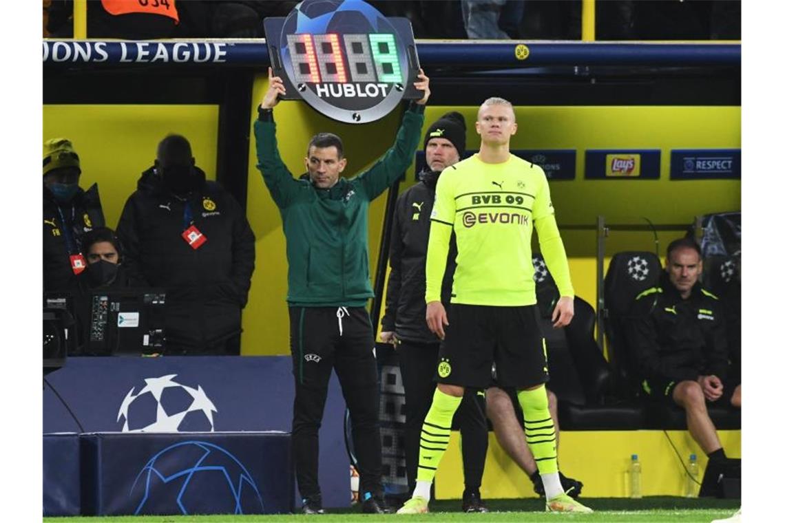 Dortmunds Erling Haaland (M) kommt für die letzten 30 Minuten ins Spiel und macht noch zwei Tore. Foto: Bernd Thissen/dpa