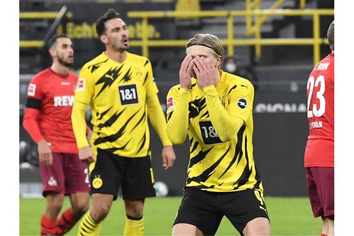 Dortmunds Erling Haaland (M) reagiert nach einer vergebenen Chance. Der BVB leistete sich gegen Köln den nächsten Ausrutscher. Foto: Martin Meissner/Pool AP/dpa