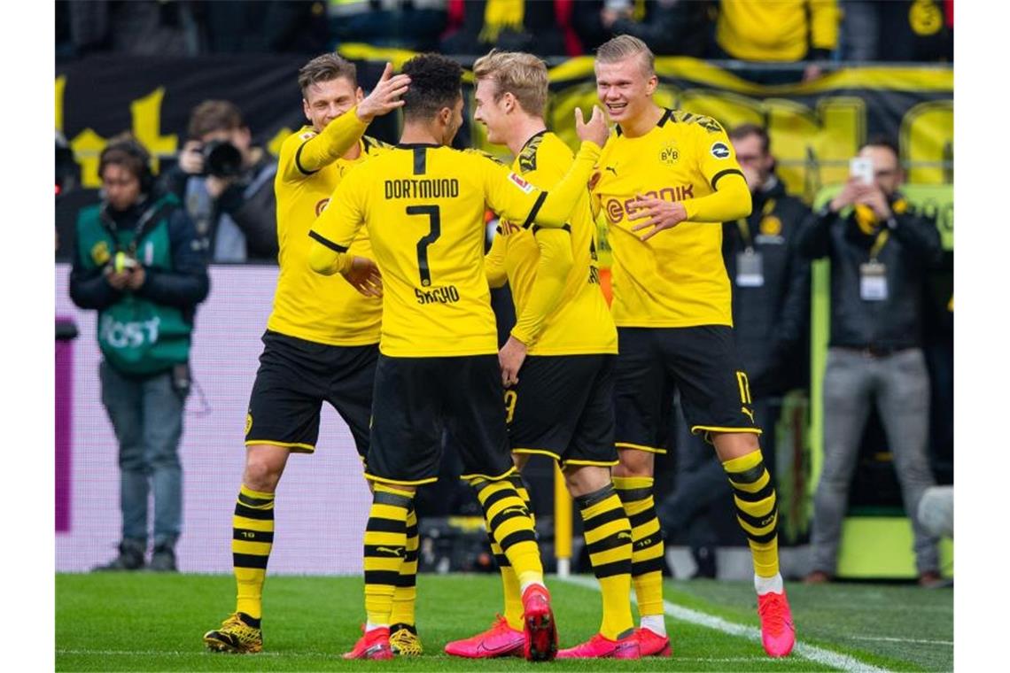 Dortmunds Erling Haaland (r) hat in seinen ersten drei Spielen für den BVB unglaubliche sieben Tore erzielt. Foto: Guido Kirchner/dpa
