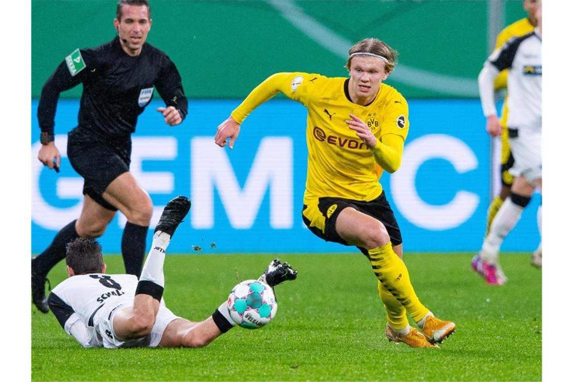 Streich hofft auf Sieg gegen BVB: Trotz Erling Haaland Dortmunds Erling Haaland (r) in Aktion. Foto: Guido Kirchner/dpa-Pool/dpa/Archivbild