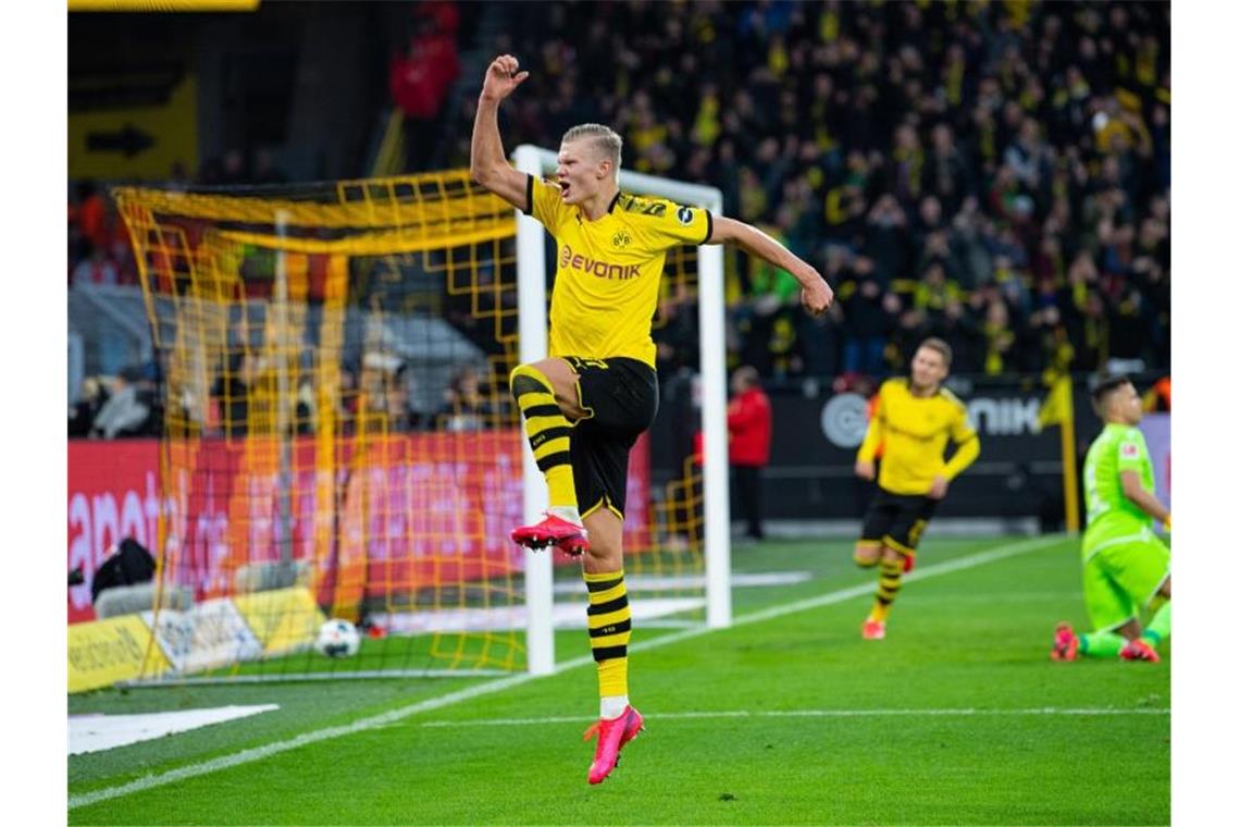Dortmunds Erling Haaland springt nach seinem Treffer zum 5:0 beim Torjubel in die Luft. Foto: Guido Kirchner/dpa
