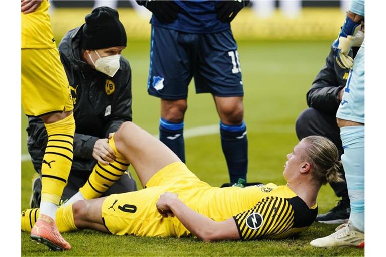 Dortmunds Erling Haaland wird behandelt. Foto: Uwe Anspach/dpa
