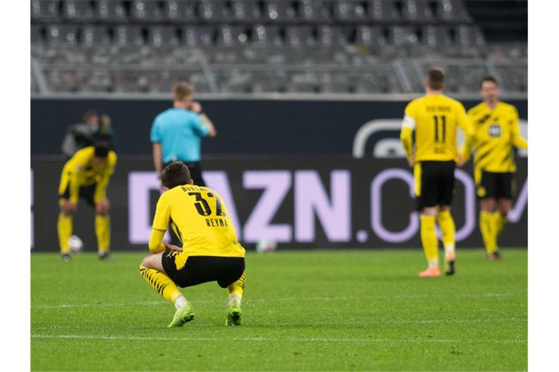 Dortmunds Giovanni Reyna kniet nach einem Gegentreffer auf dem Rasen. Der BVB unterlag überraschend deutlich gegen Stuttgart. Foto: Bernd Thissen/dpa