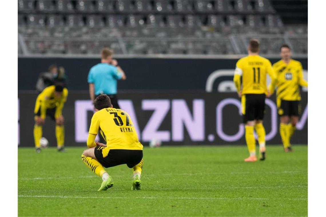 BVB-Debakel gegen Stuttgart - Bayern bleiben Tabellenführer Dortmunds Giovanni Reyna kniet nach einem Gegentreffer auf dem Rasen. Der BVB unterlag überraschend deutlich gegen Stuttgart. Foto: Bernd Thissen/dpa