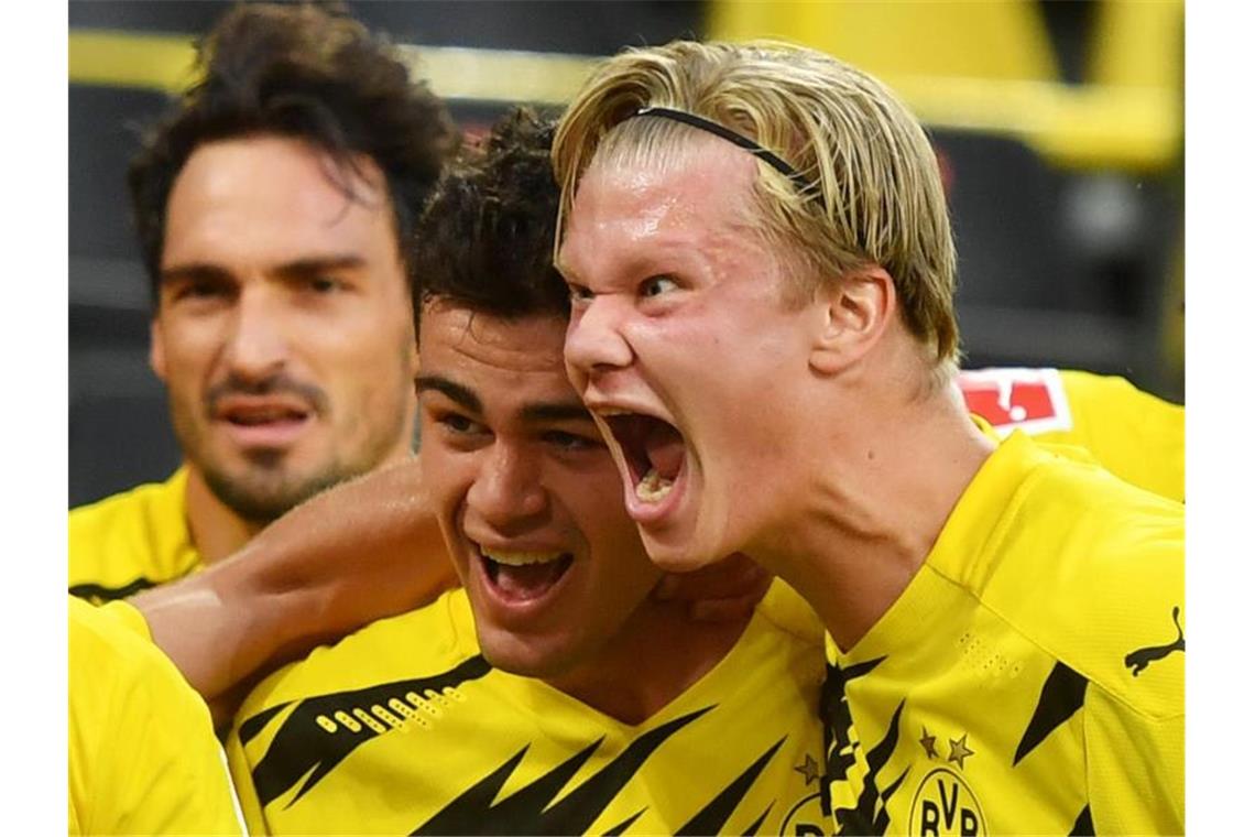 BVB-Spektakel zum Start: 3:0 im Topspiel gegen Gladbach Dortmunds Giovanni Reyna (M) bejubelt sein Tor zum 1:0 mit seinem Teamkollegen Erling Haaland. Foto: Bernd Thissen/dpa