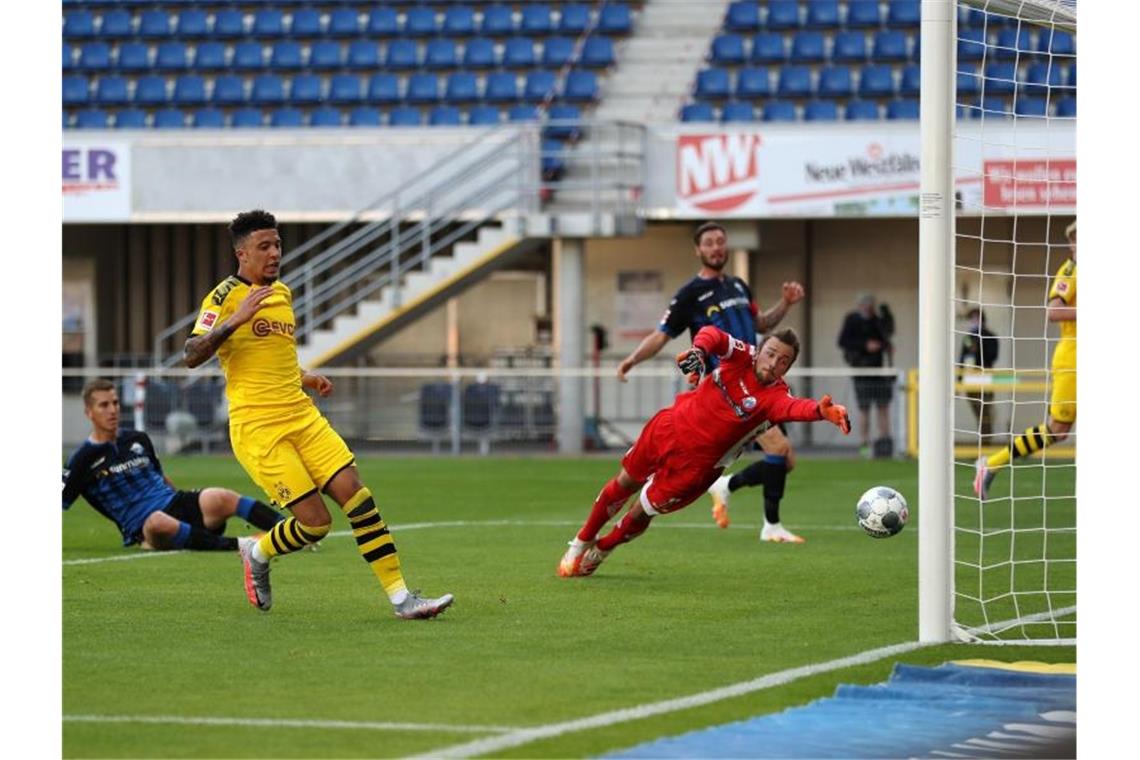 Dortmunds Jadon Sancho (2.v.l) schiebt den Ball zum zwischenzeitlichen 2:0 ins Tor. Foto: Lars Baron/Getty Images Europe/Pool/dpa