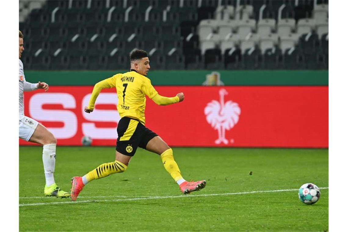 Dortmunds Jadon Sancho erzielt das Tor zum 1:0 gegen Gladbach. Foto: Federico Gambarini/dpa-Pool/dpa
