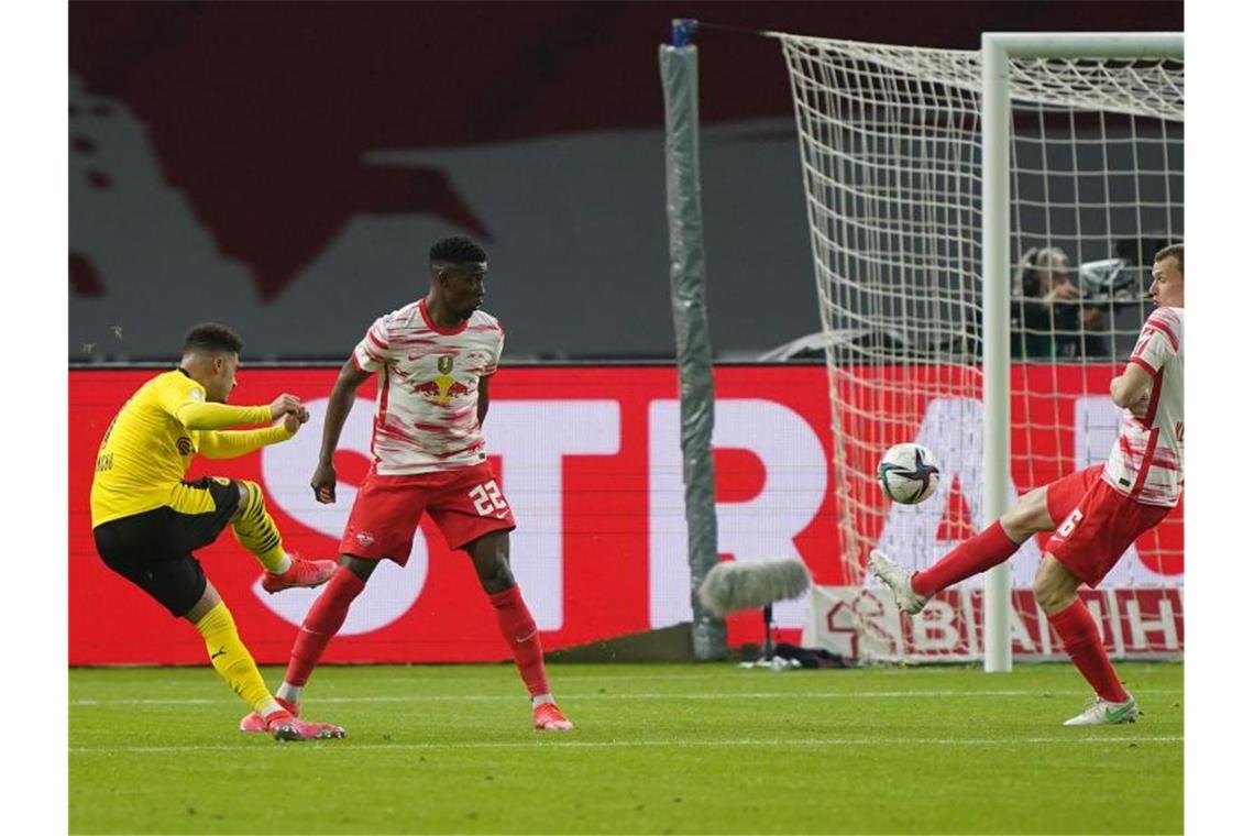 BVB feiert Pokalsieg nach Sieg gegen Leipzig Dortmunds Jadon Sancho (l) erzielt sehenswert das Tor zur 0:1-Führung. Foto: Michael Sohn/AP-Pool/dpa