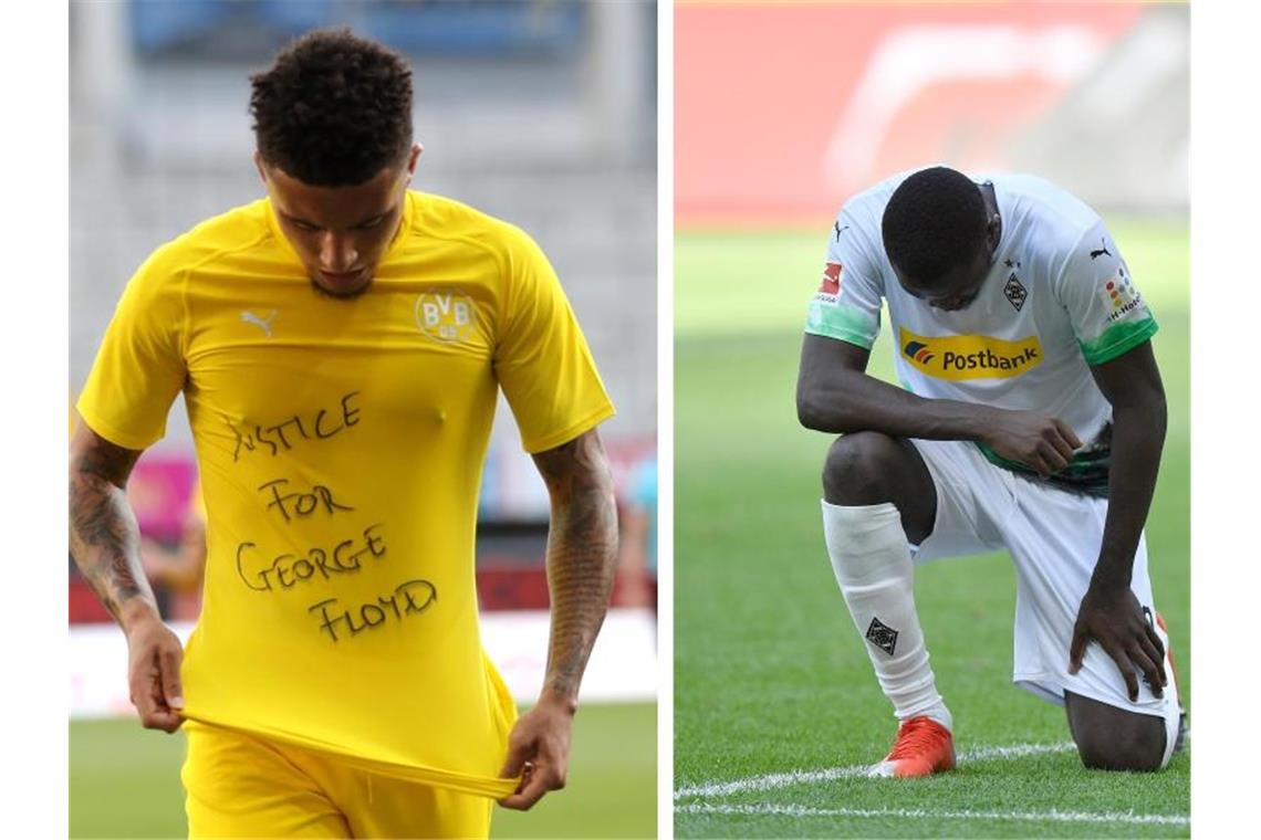 Dortmunds Jadon Sancho (l) trägt ein Trikot mit der Aufschrift „Justice for George Floyd“, Der Gladbacher Marcus Thuram kniet auf dem Rasen. Foto: Lars Baron/Getty Images Europe/Pool/dpa;Martin Meissner/AP Pool