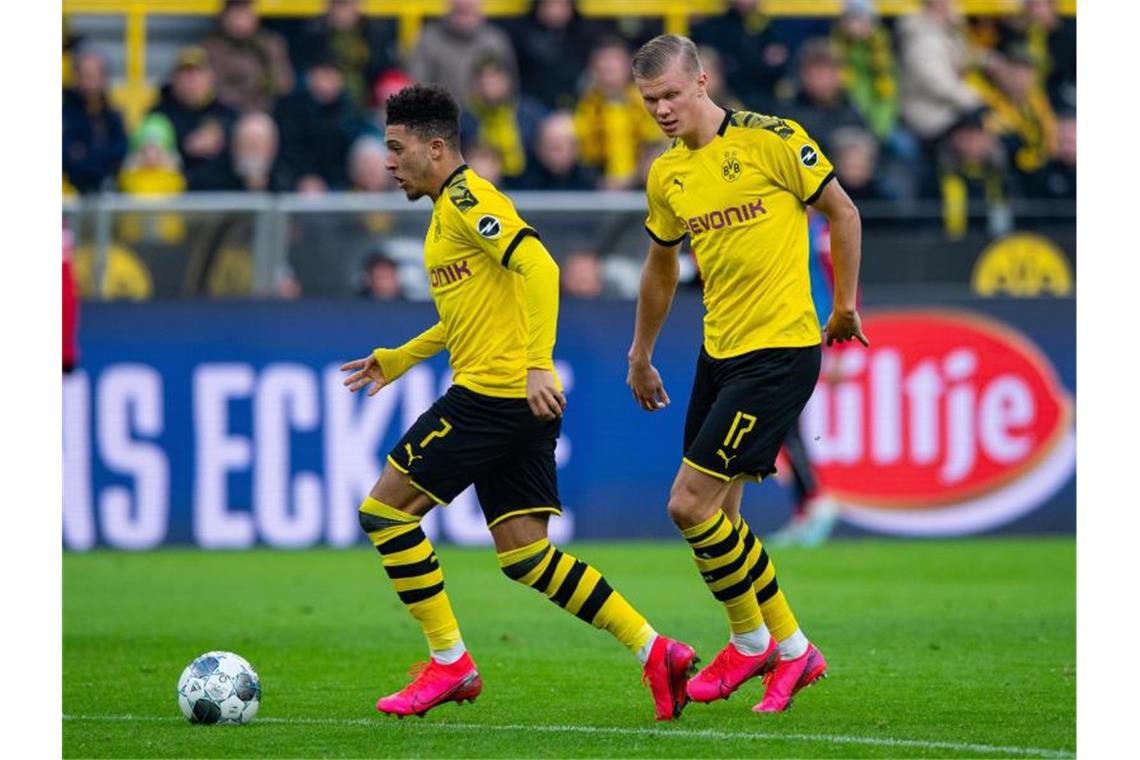 Dortmunds Jadon Sancho (L) und Erling Haaland treffen im Champions-League-Achtelfinale auf Paris Saint Germain. Foto: Guido Kirchner/dpa