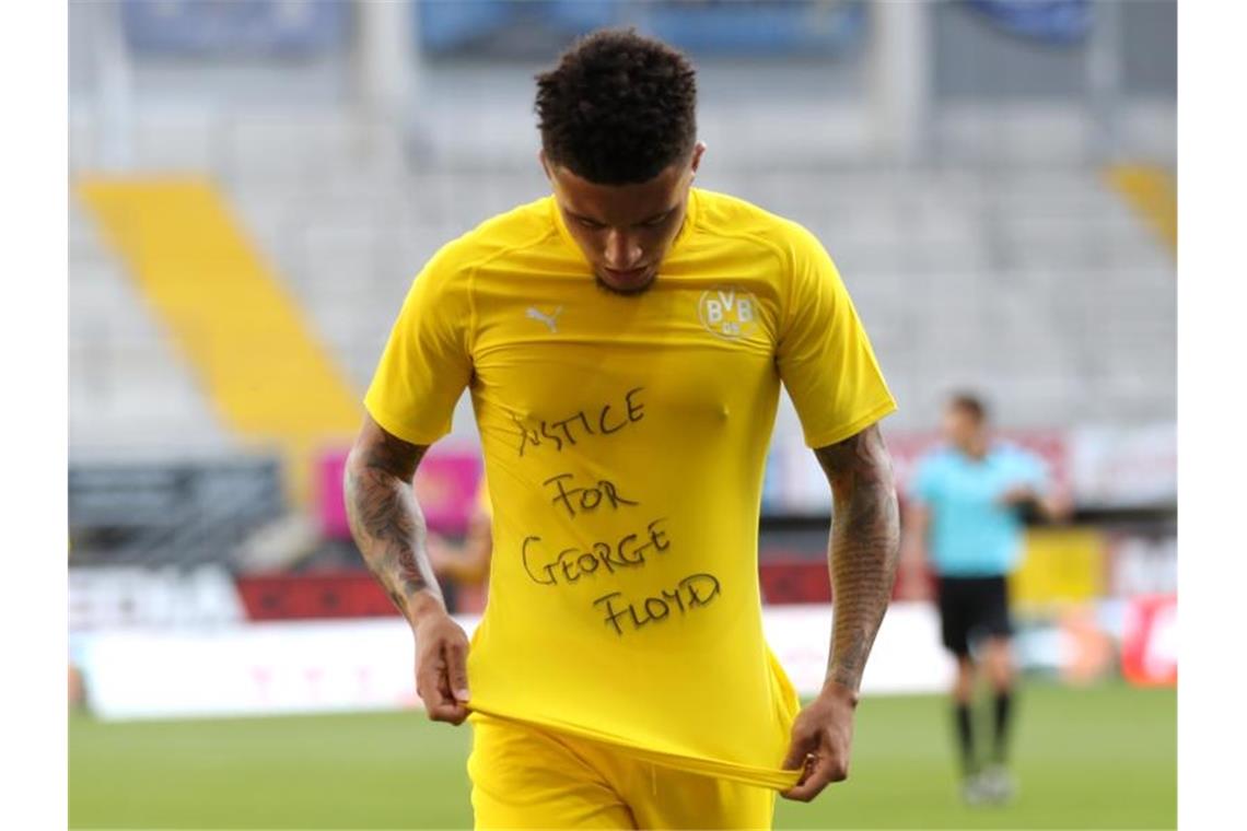 Dortmunds Jadon Sancho trug ein Shirt mit dem Schriftzug „Justice for George Floyd“. Foto: Lars Baron/Getty Images Europe/Pool/dpa