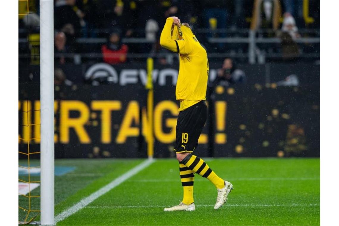 Dortmunds Julian Brandt zieht sich nach dem Spiel das Trikot über den Kopf. Foto: Guido Kirchner/dpa
