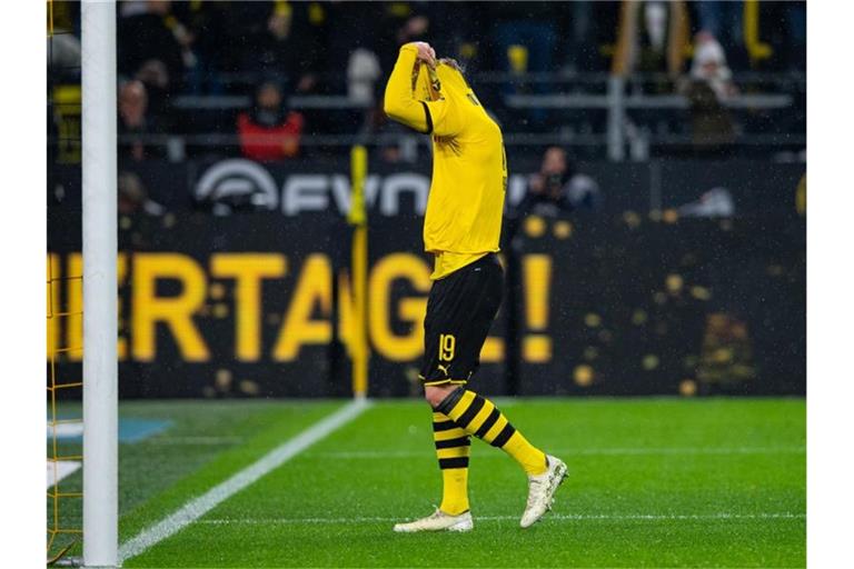 Dortmunds Julian Brandt zog sich nach dem Schlusspfiff frustriert das Trikot über den Kopf. Foto: Guido Kirchner/dpa